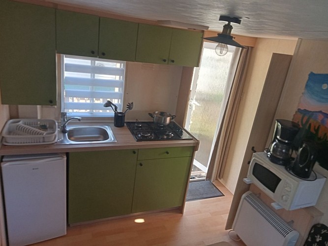 camping-la-perle-creuse-MH-4personnes-Arizona-cuisine