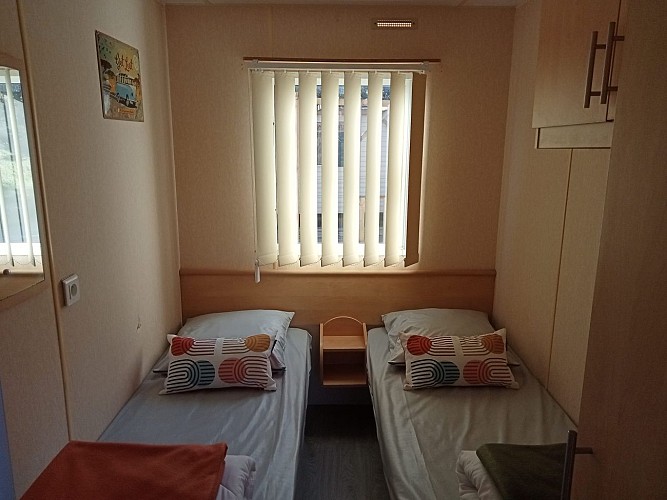 camping-la-perle-creuse-MH-6personnes-Californie-chambre1 lits simples