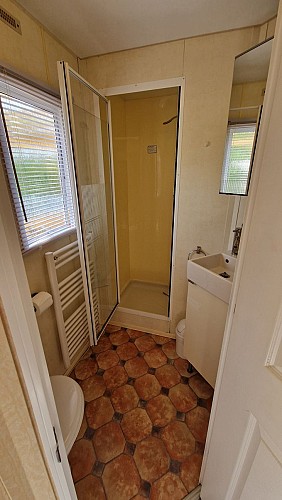 camping-la-perle-creuse-MH-6personnes-Californie-salle d'eau