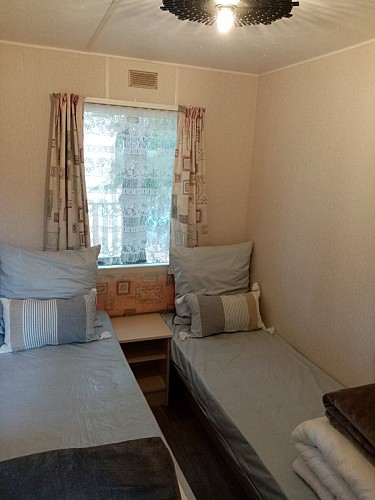 camping-la-perle-creuse-MH 4 personnes-Louisiane-chambre lits simples