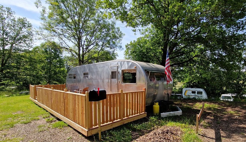 camping-la-perle-creuse-caravaneUS-Hollywood-2personnes-extérieur2