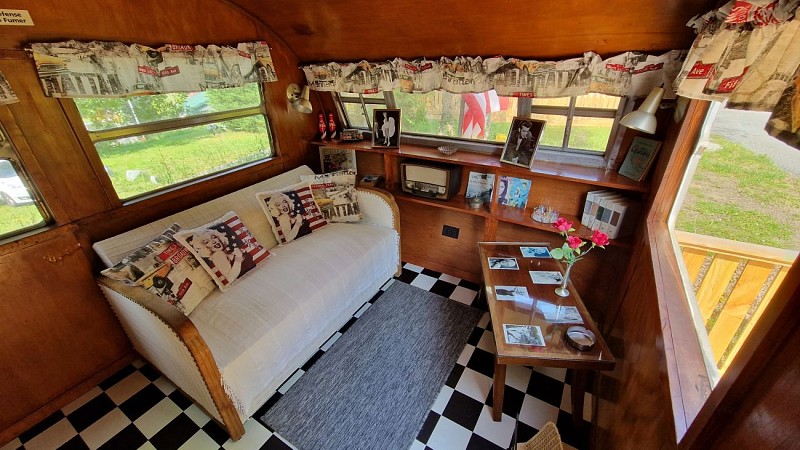 camping-la-perle-creuse-caravaneUS-Hollywood-2 personnes-salon