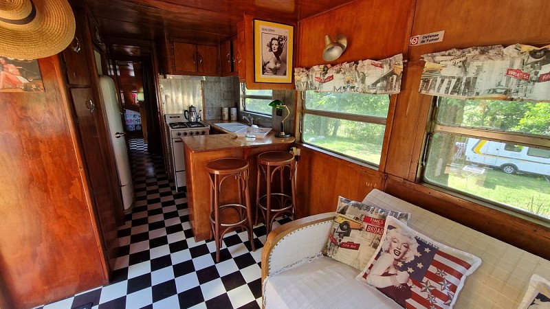 camping-la-perle-creuse-caravaneUS-Hollywood-2 personnes-intérieur
