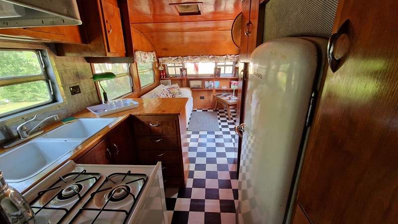 camping-la-perle-creuse-caravaneUS-Hollywood-2personnes-cuisine