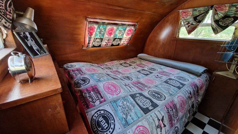 camping-la-perle-creuse-caravaneUS-Hollywood-2personnes-chambre