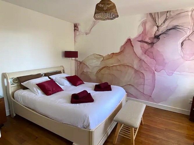 chambre rouge lit 2pers