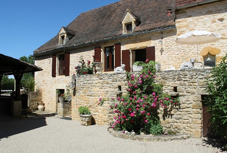 Le Bercail avec piscine chauffée proche de Sarlat
