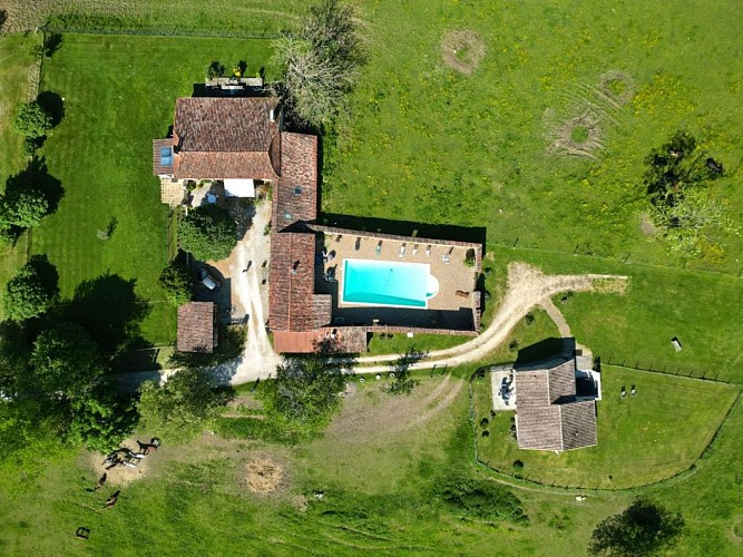 gites-sudrie-bourrou-vue-aerienne