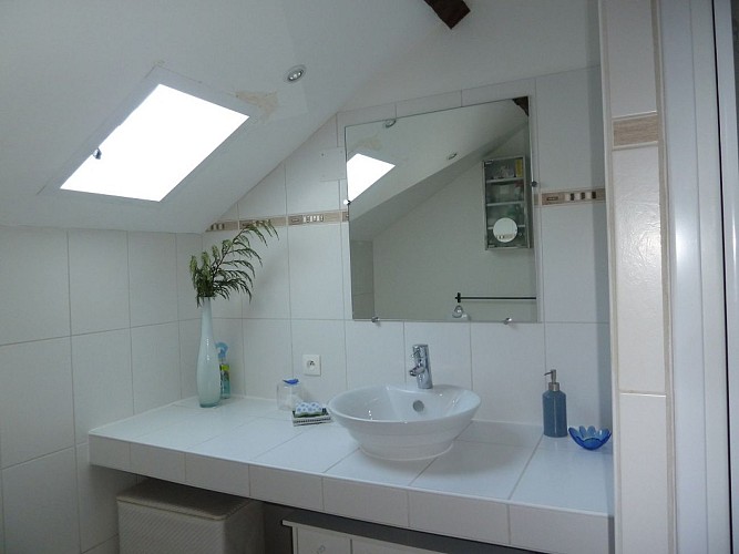 Gîte-De Mulenaere-St Martial-d'artenset-salle-d'eau