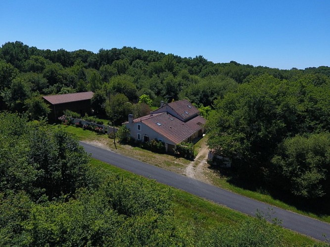 gite-le-mas-st-martial-d'artenset extérieur-loin