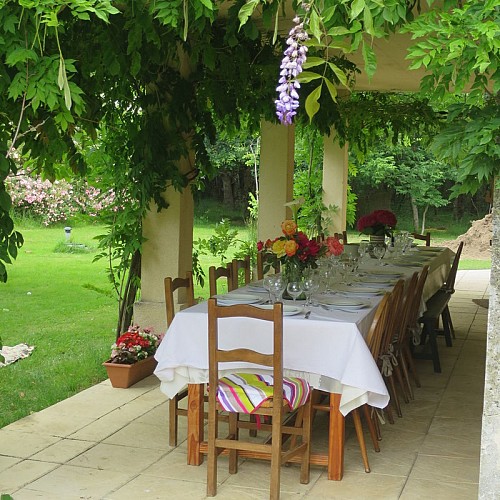 gite-le-mas-st-martial-d'artenset-table-terrasse-1