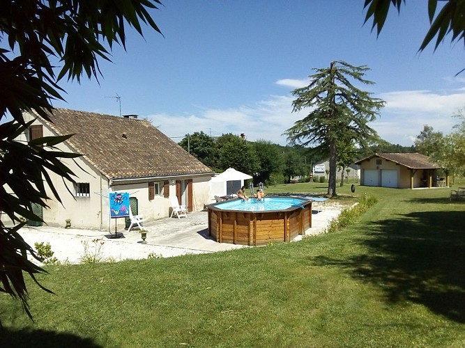 Vue de l'extérieur avec piscine