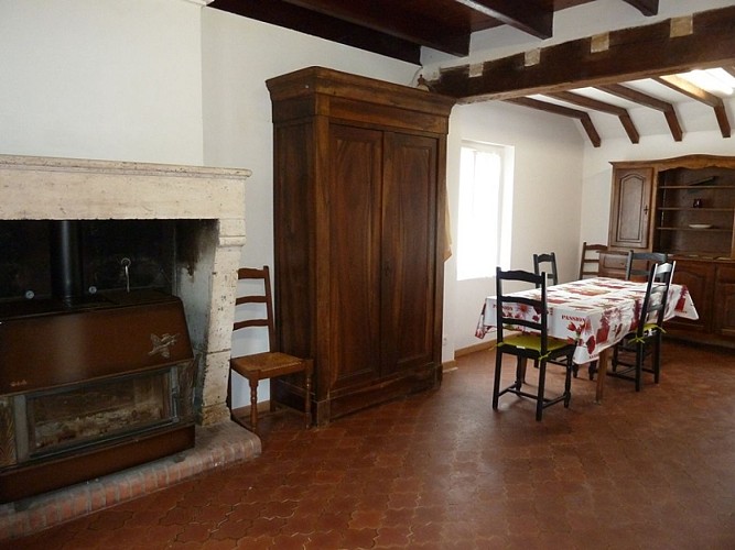 La salle à manger avec cheminée