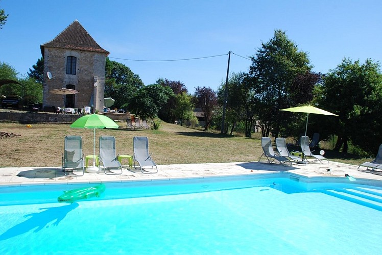 gîte-chateau-le-desert-le-pizou-piscine