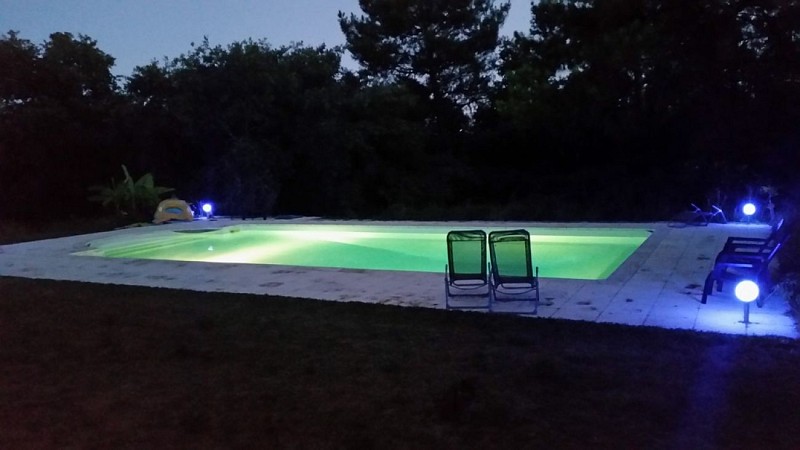 gîte-chateau-le-desert-le-pizou-piscine de nuit