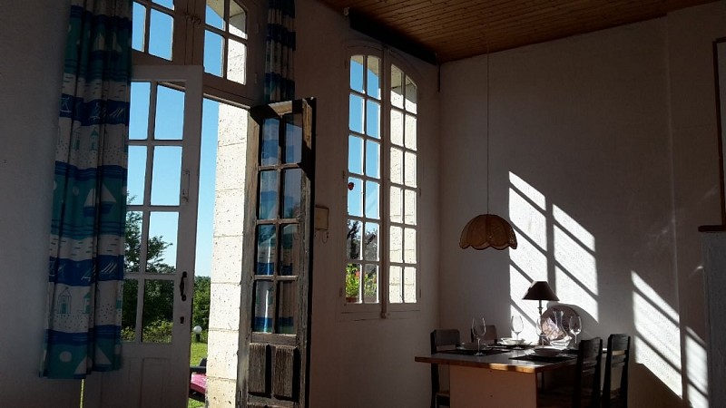 gîte-chateau-le-desert-le-pizou-coin repas