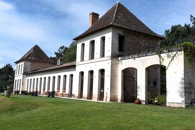 gîte-chateau-le-desert-le-pizou-facade