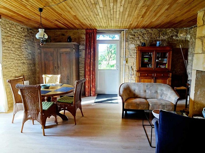 gite-peyzac-rossignol-salle-manger