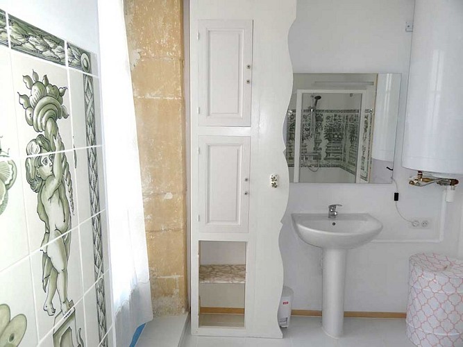 gite-peyzac-rossignol-salle-eau-lavabo