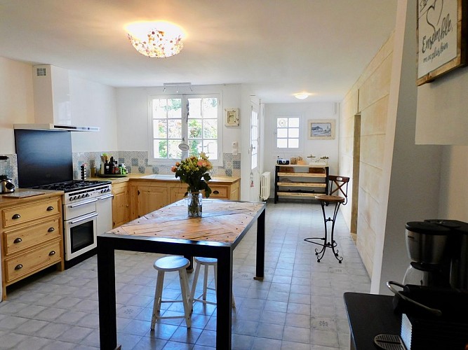 La cuisine spacieuse et joliment décorée