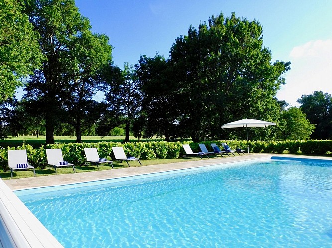 gîte-les-vergers-du-desert-le-pizou-piscine