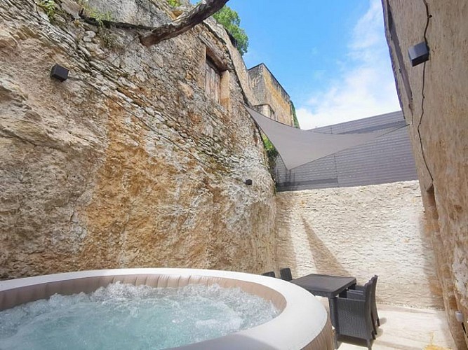 HLO-Montignac-Escapade à Lascaux Le Loft - terrasse avec spa