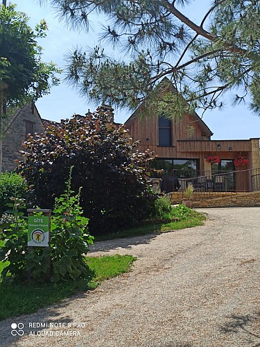 L'entrée et son empalcement privé