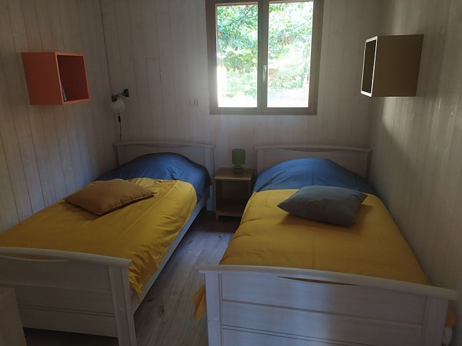 Chambre jaune 2 lits