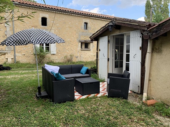 Gîte2pers-Aux-Petits-Pourcauds-Villefranche-salon-de-jardin2
