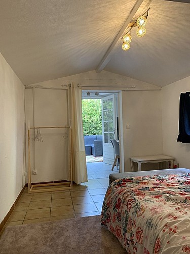 Gîte2pers-Aux-Petits-Pourcauds-Villefranche-chambre-vue-extérieure