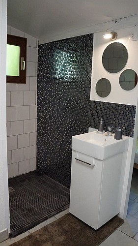 Gîte-4pers-Pourcauds-Villefranche-salle-d'eau