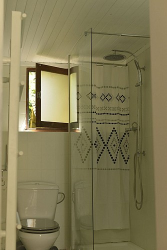 Gîte-Aux-Petites-Pourcauds-salle-deau-gîte-du-pignon