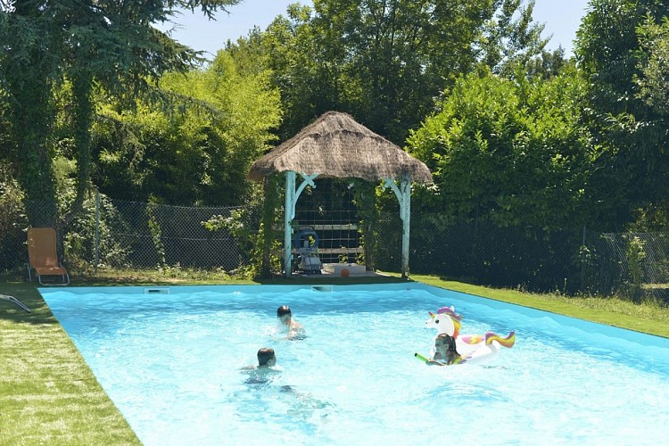 Gîte-Aux-Petites-Pourcauds-piscine-gîte-du-pignon