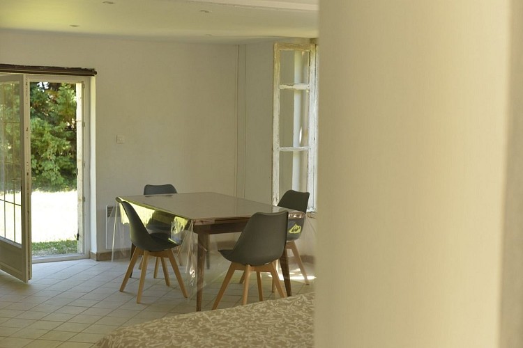 Gîte-Aux-Petites-Pourcauds-espace-repas-gîte-du-pignon