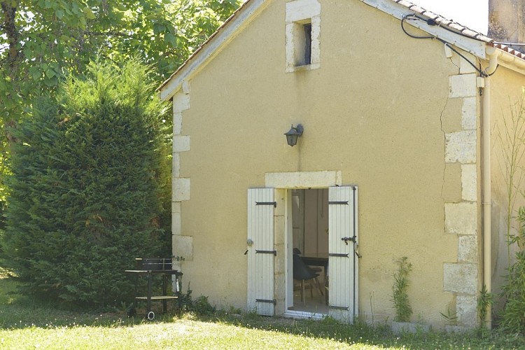 Gite-Aux-Petites-Pourcauds-Entrée-du-gîte-du-pignon-