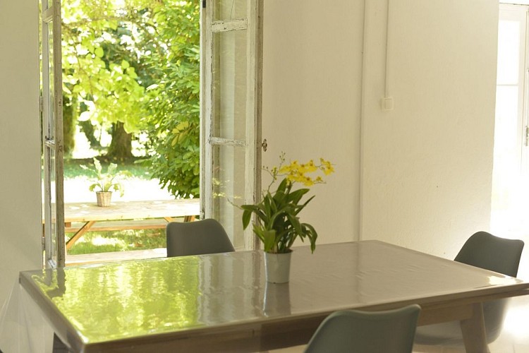 Gîte-Aux-Petites-Pourcauds-espace-repas-intérieur2-gîte-du-pignon