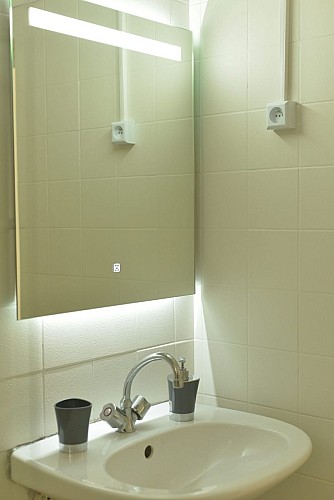 Gîte-Aux-Petites-Pourcauds-salle-deau2-gîte-du-pignon