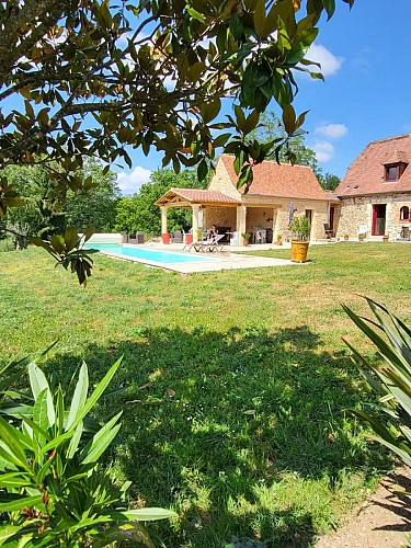 Saint Félix de Reilhac_vue avec branchage, pool house et un peu le gîte_octobre 2024 2 2 2