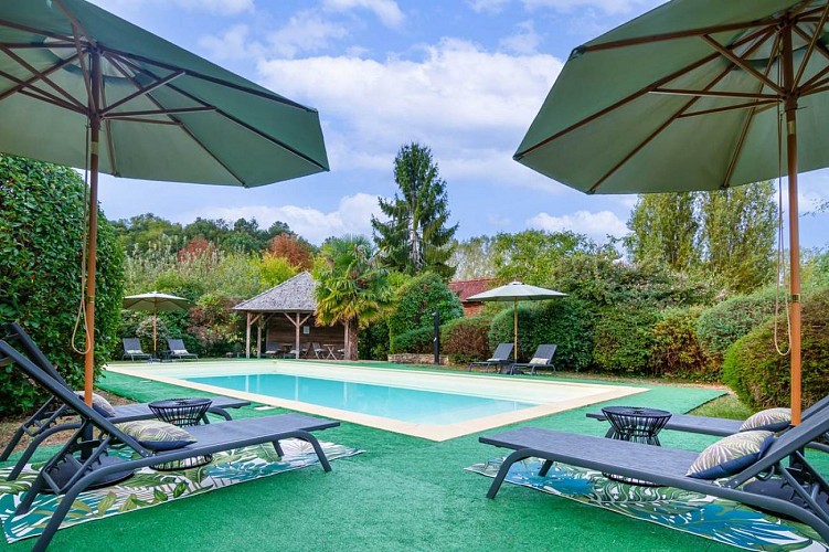 bains de soleil et piscine