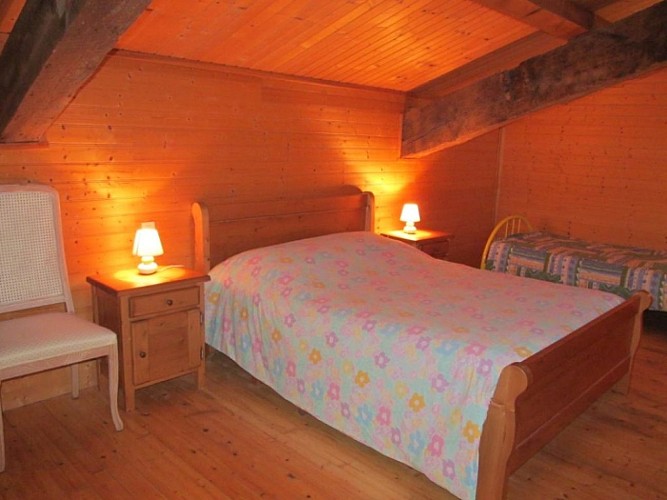 chambre à coucher 1lit double et 2 lits simples PECHER