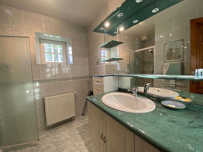 Grande chambre RC, salle de bain