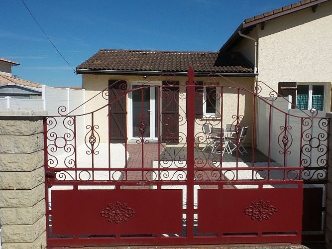 Gite-PERROCHON-SAC-devanture-800x600