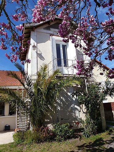 Meuble-vacances-jardin-en-fleurs---Ares--M-Gueret-