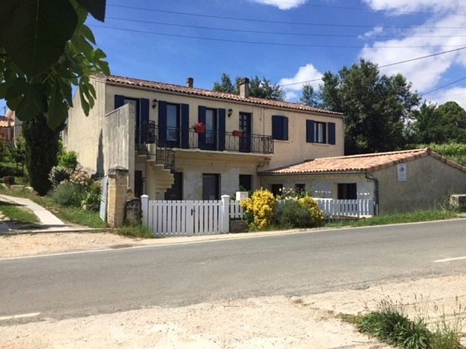 Gite-Tertre-de-Camillac-Bourg-exterieur-800x600