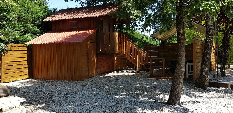 Chalet et sa terrasse et sa dépendance copie