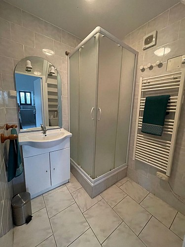 Hébergement-Mauriac-Gironde-La-Petite-Toscane-Saint-Emilion-6-couchages-sdb (23)