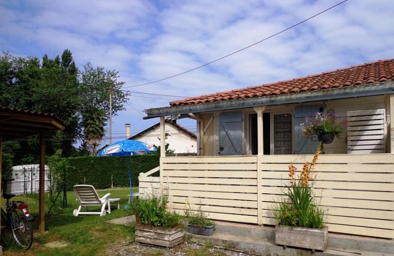 Guichenuy Platanes - terrasse jardin abri vélos