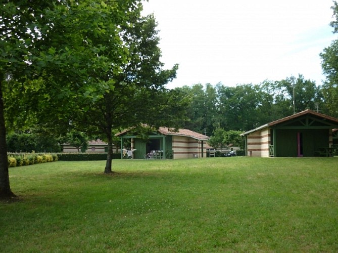 Sur le Parc touristique de la chêneraie "Primevère" agréable location pour touristes ou curistes