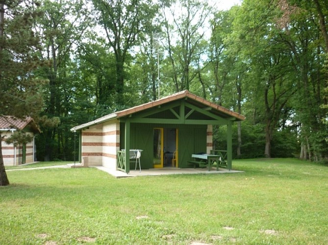 Sur le Parc touristique de la chêneraie "Primevère" agréable location pour touristes ou curistes