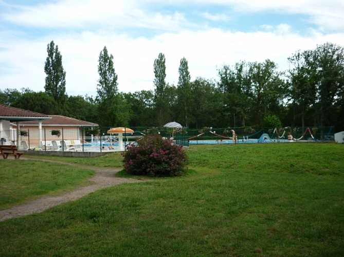 Sur le Parc touristique de la chêneraie "Primevère" agréable location pour touristes ou curistes